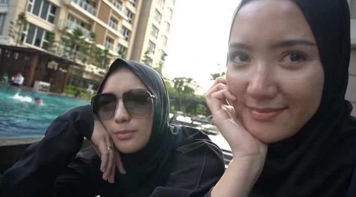 Erica Putri mendengarkan keluhan Citra Kirana