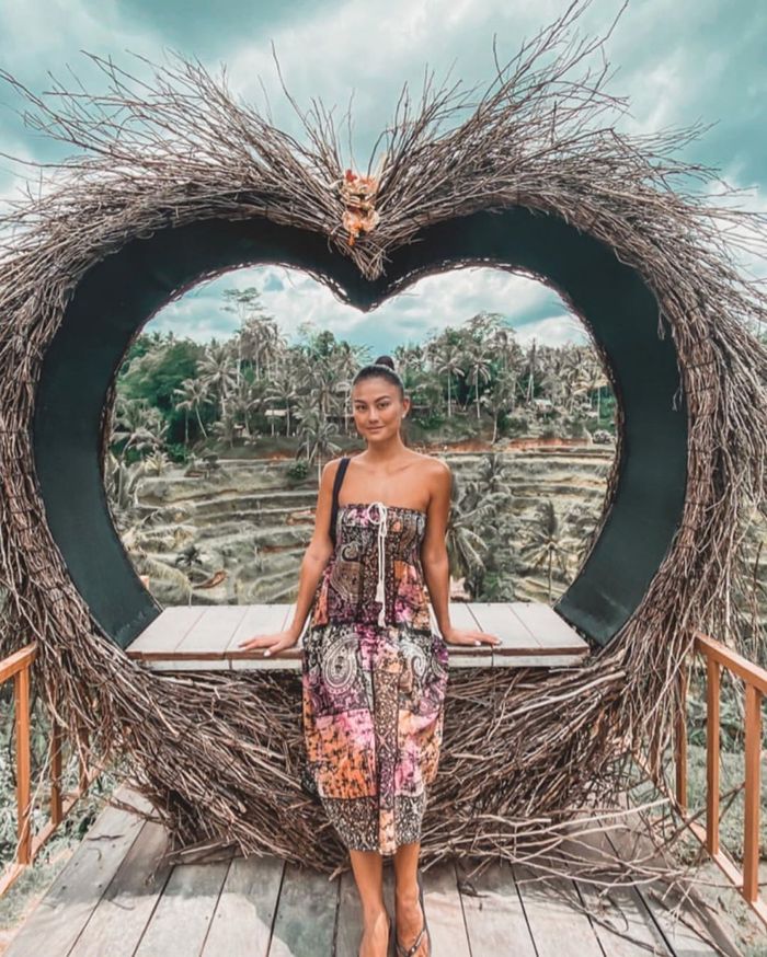 Penampilan seksi Agnez Mo kenakan kemben pamer kulit eksotis saat liburan akhir tahun di Bali
