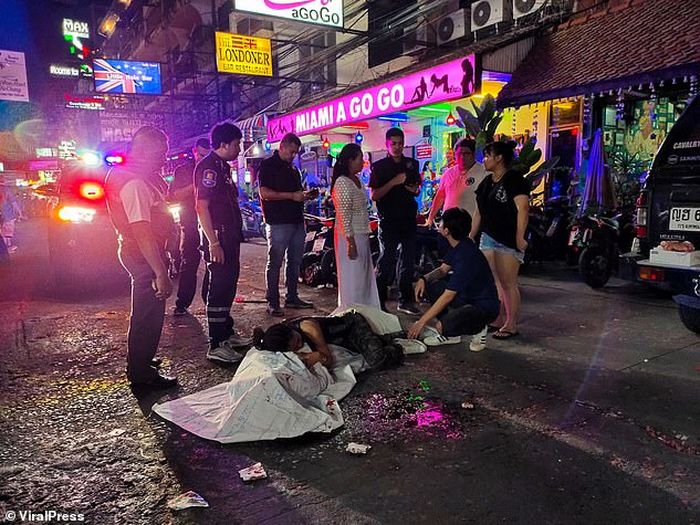 Seorang pria tewas usai menyalakan kembang api yang mengenai wajahnya.