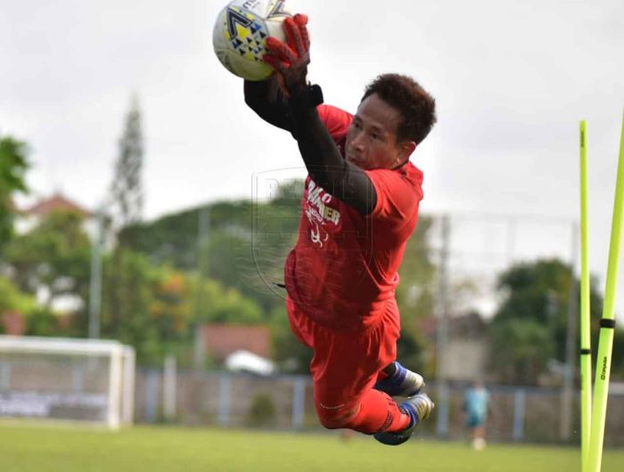 Kiper Persib Bandung, I Made Wirawan, saat mengikuti latihan tim pada gelaran Liga 1 2019.