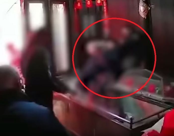 Banting Jasad Ayahnya Dengan Brutal, Anak Ini Ternyata Simpan Dendam Gegara Pelakor, Begini Videonya!
