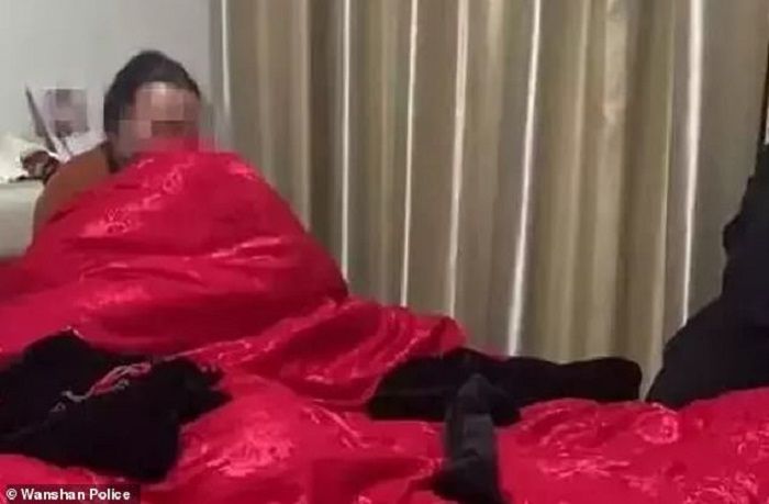 Yang terlihat duduk di kasur bersama bayi saat polisi menangkapnya