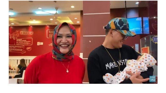 YouTube/Putri Delina - Mantan istri Sule, Lina yang menggendong bayi dengan Rizky Febian