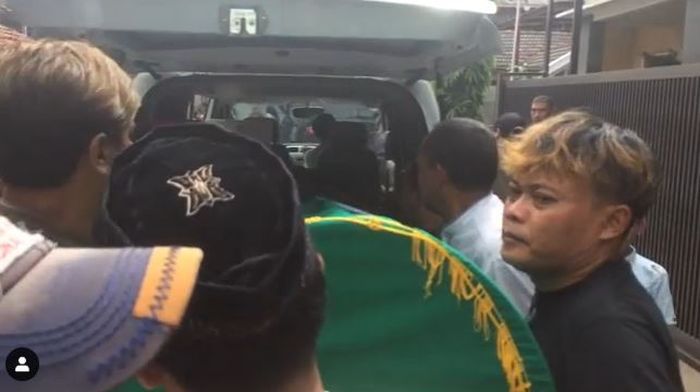 Jenazah Lina digotong masuk ke ambulans