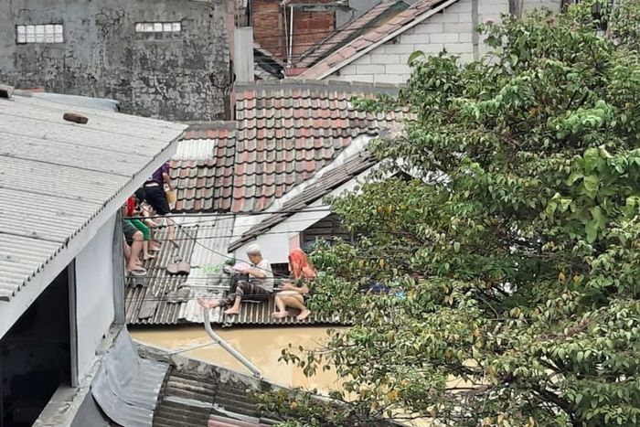 Kondisi banjir di perumahan villa nusa indah bekasi.