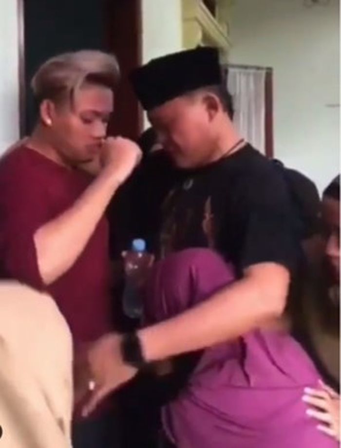 Putri Delina pingsan di dekapan Sule