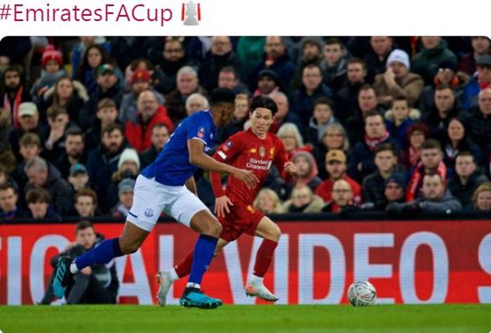 Penyerang Liverpool, Takumi Minamino (kanan), beraksi dalam laga babak ketiga Piala FA melawan Everton di Stadion Anfield, Minggu (5/1/2020).