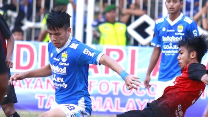 Penyerang Persib Bandung, Muchammad Wildan Ramdani (baju biru) saat mempertahankan bola dari pemain PSKC Cimahi.