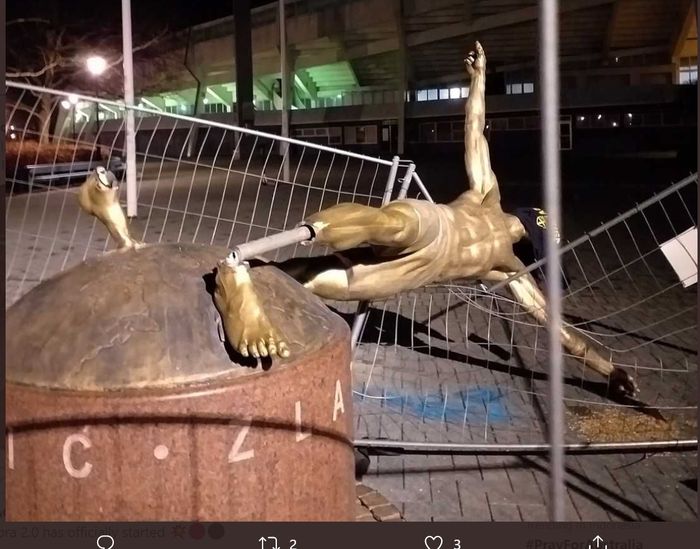 Patung Zlatan Ibrahimovic di depan Stadion Malmoe akhirnya roboh karena aksi vandalisme oknum suporter.