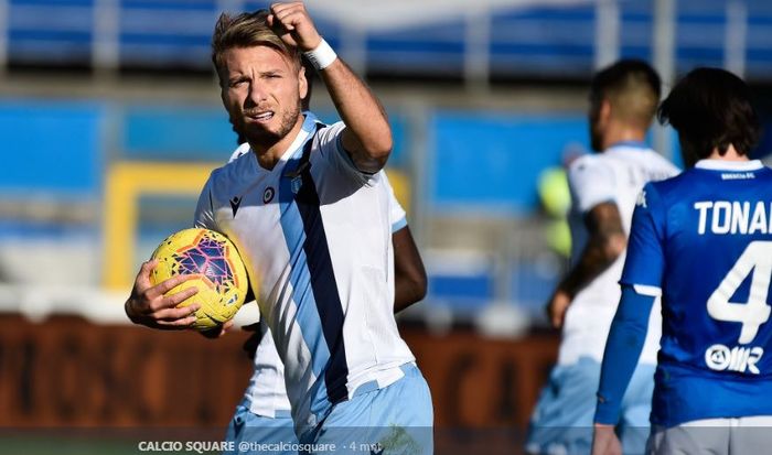 Striker Lazio, Ciro Immobile, bersuka cita seusai membobol gawang Brescia dalam laga Liga Italia Serie A pada Ahad (5/1/2020) di Stadion Mario Rigamonti.