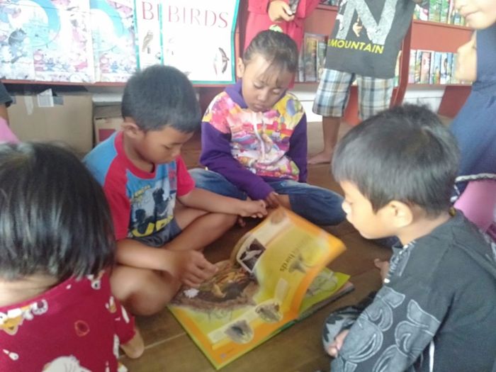 Ransel Buku, Tempat Bermain dan Belajar di Tepi Sungai Rungan 
