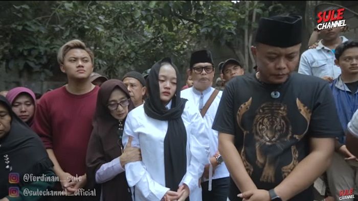 Sule mendampingi anak-anaknya