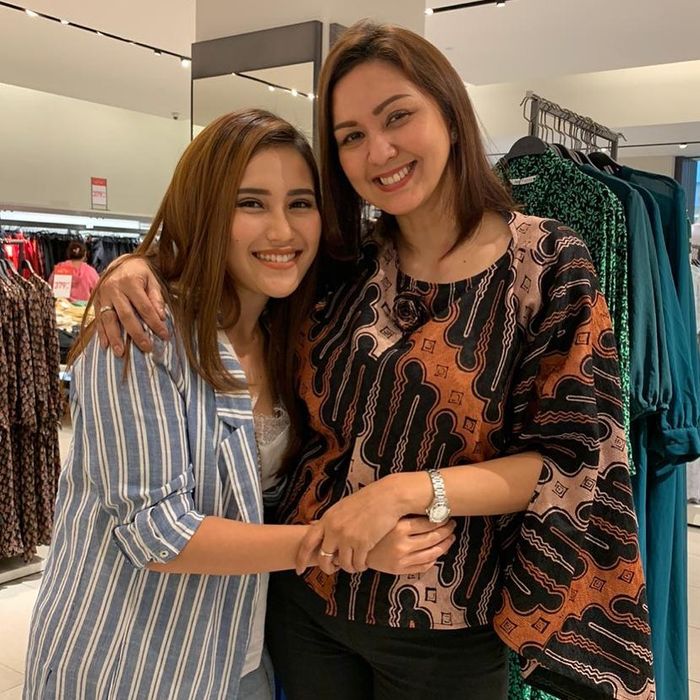 Gaya makeup Ayu Ting Ting yang terlihat memesona