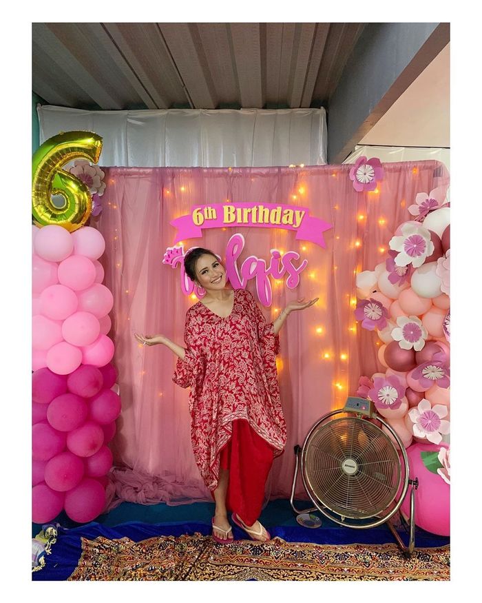 Pakai Dress Merah di Pesta Ulang Tahun Anak, Ayu Ting Ting Justru Bikin Netizen Salfok Gara-Gara Pakai Sandal Jepit