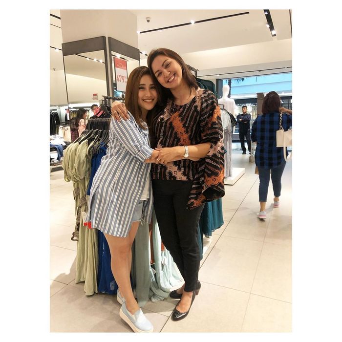 Penampilan Ayu Ting Ting yang modis saat bertemu Donna Agnesia