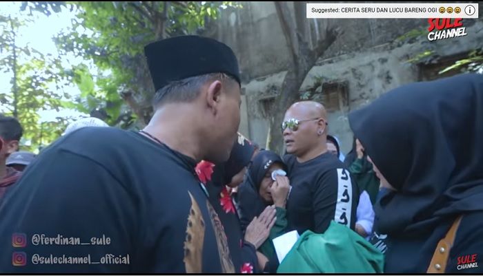 Sule saat menenangkan ibunda Lina