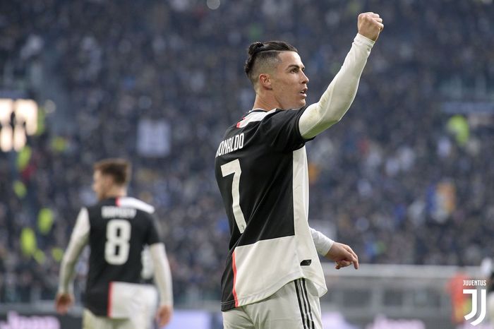 Megabintang Juventus, Cristiano Ronaldo, merayakan gol yang dicetak ke gawang Cagliari dalam laga Liga Italia di Allianz Stadium, Senin (6/1/2020).