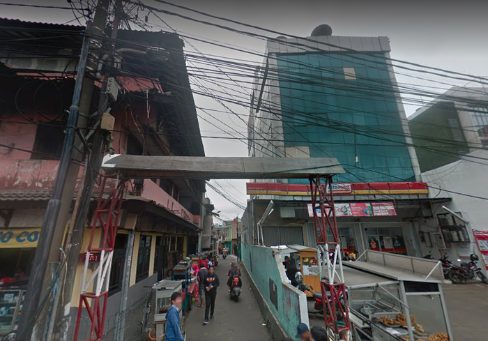 Penampakan gedung 4 lantai sebelum roboh yang di sebelahnya ada jalan masuk ke rumah warga.