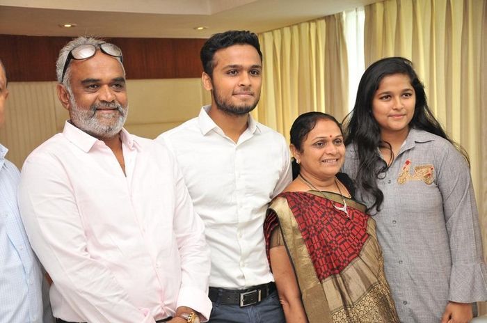 Hitarth Dholakia bersama keluarganya.