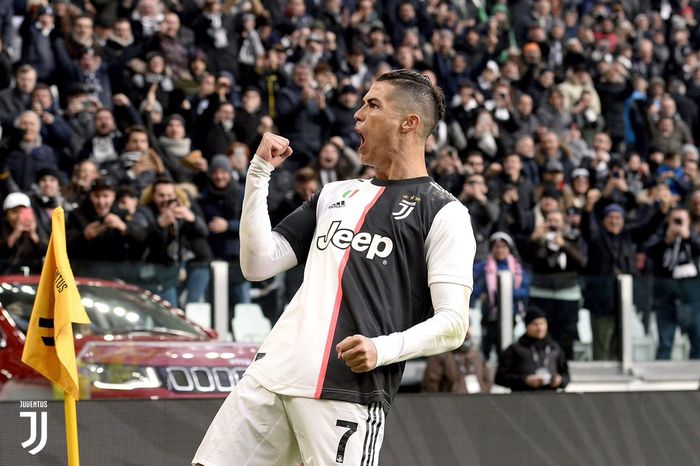 Megabintang Juventus, Cristiano Ronaldo, merayakan gol yang dicetak ke gawang Cagliari dalam laga Liga Italia di Allianz Stadium, Senin (6/1/2020).