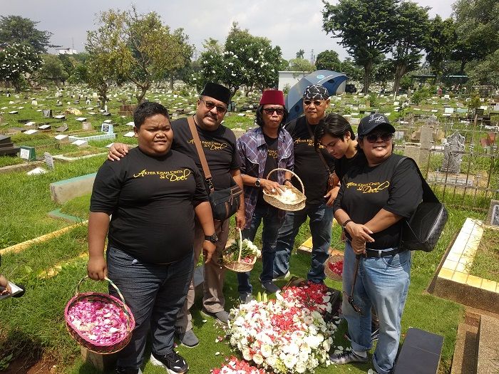 Para pemain Akhir Kisah Cinta, Rano Karno, Mandra, Suti Karno, Rey Bong, Ahmad Zulhoir Mardia, hingga Salman Alfarizi, datang berziarah ke makam Benyamin Sueb di TPU Karet Bivak, Jakarta Pusat, Selasa (7/1/2020).