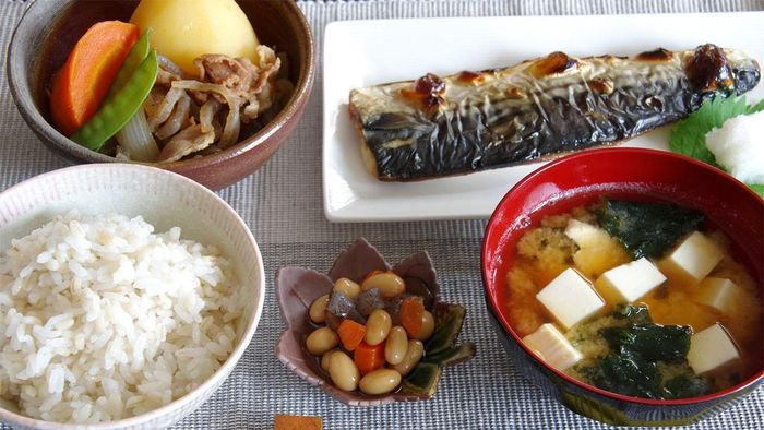 Padukan nasi dengan lauk dan sayur.