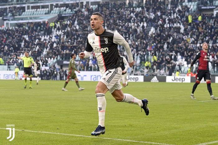 Megabintang Juventus, Cristiano Ronaldo, merayakan gol yang dicetak ke gawang Cagliari dalam laga Liga Italia di Allianz Stadium, Senin (6/1/2020).