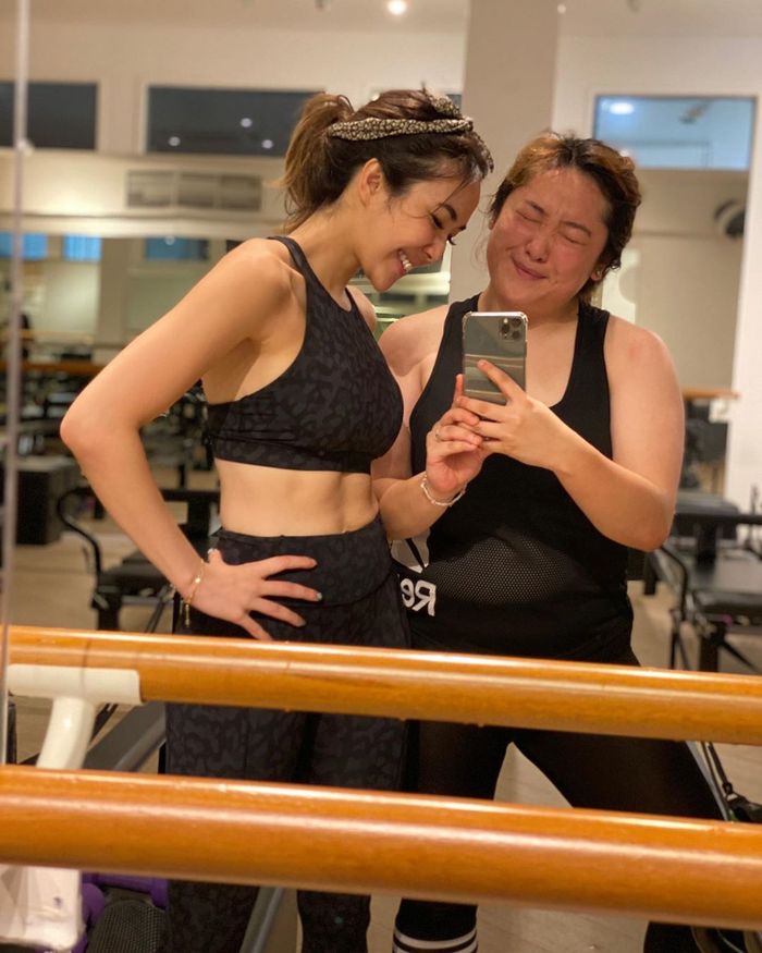 Penampilan Gisella Anastasia mantan istri Gading Marten pamer otot perut kenakan sports bra yang curi perhatian