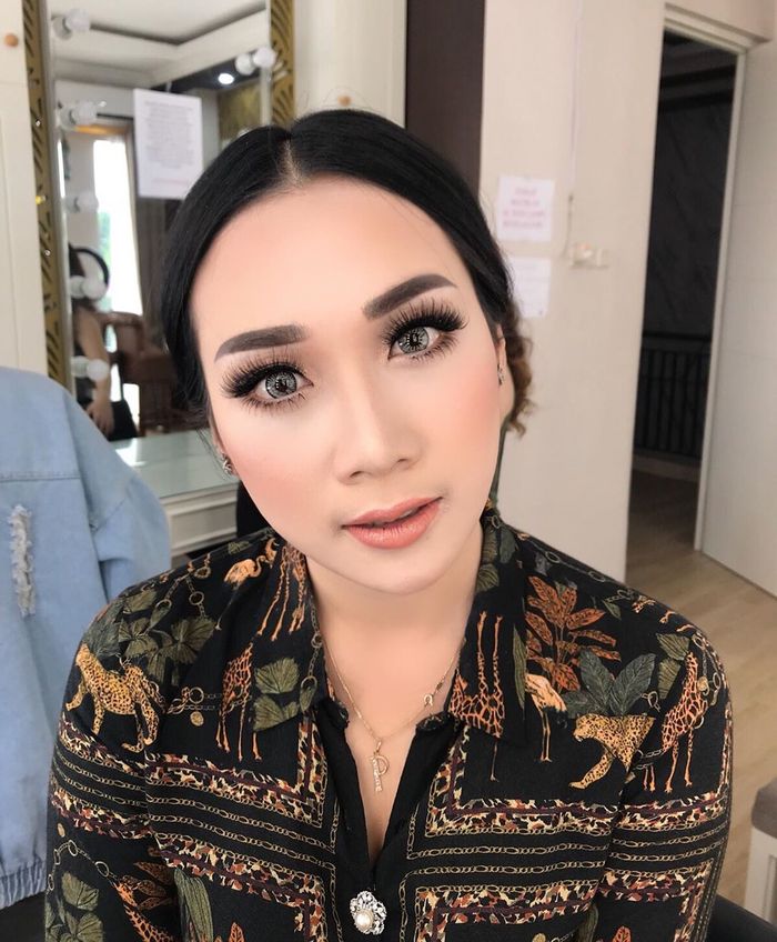 Tampilan wajah Puput Nastiti Devi saat didandani oleh makeup artist profesional Shelley Puspasari