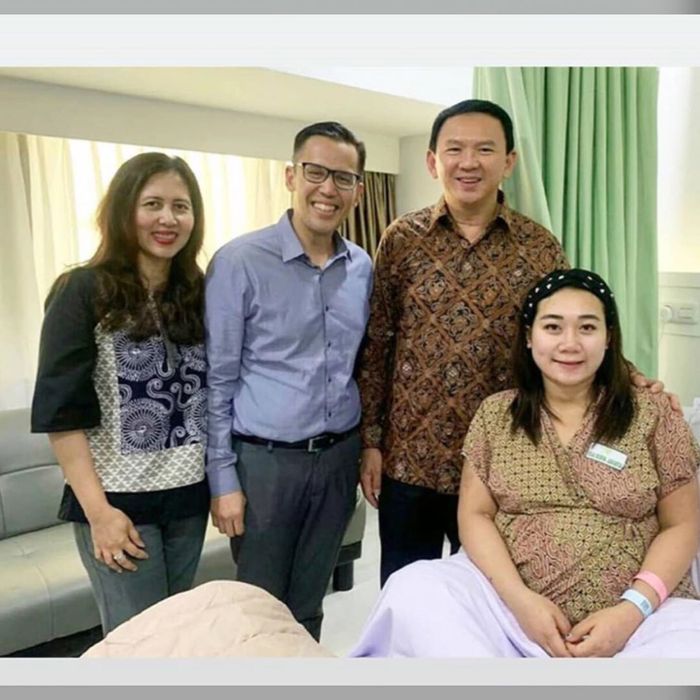 Potret Puput Nastiti Devi bersama kerabatnya ketika Puput dirangkul Ahok usai melahirkan