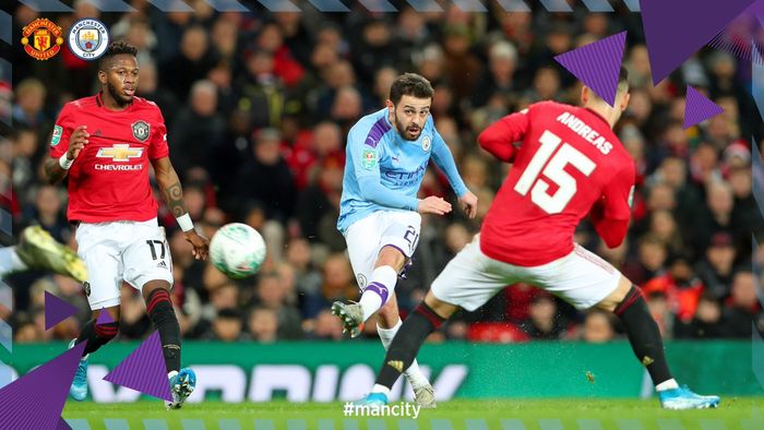 Penyerang Manchester City, Bernardo Silva (tengah), mencetak gol ke gawang Manchester United dalam laga leg pertama semifinal Piala Liga Inggris di Stadion Old Trafford, Selasa (7/1/2020).