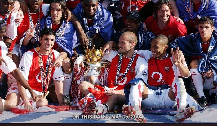 Skuad Arsenal saat merayakan trofi juara Liga Inggris 2003-2004.