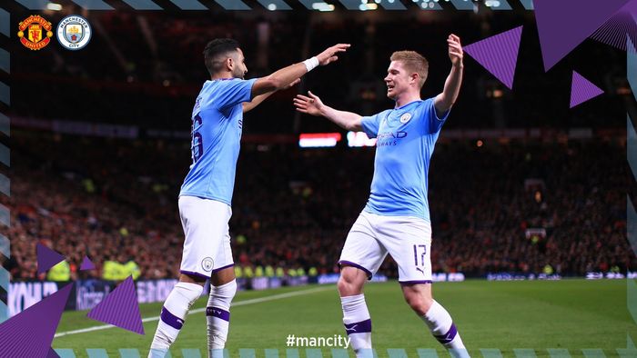 Penyerang Manchester City, Riyad Mahrez (kiri), merayakan golnya bersama Kevin De Bruyne dalam laga leg pertama semifinal Piala Liga Inggris di Stadion Old Trafford, Selasa (7/1/2020).