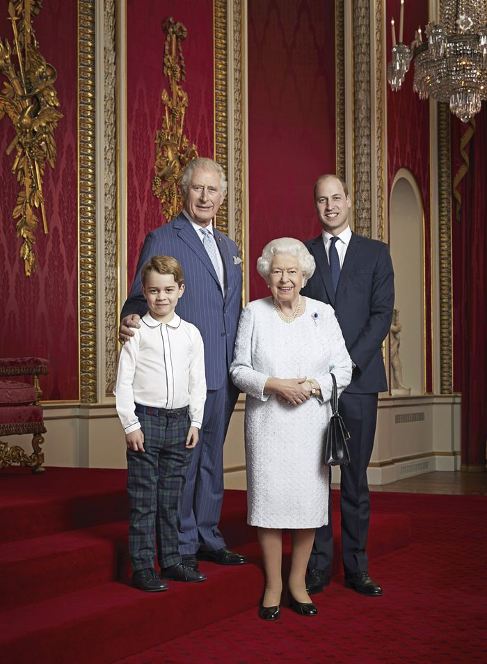 Potret Ratu Elizabeth II dan ketiga penerusnya: Pangeran Charles, Pangeran William dan Pangeran George