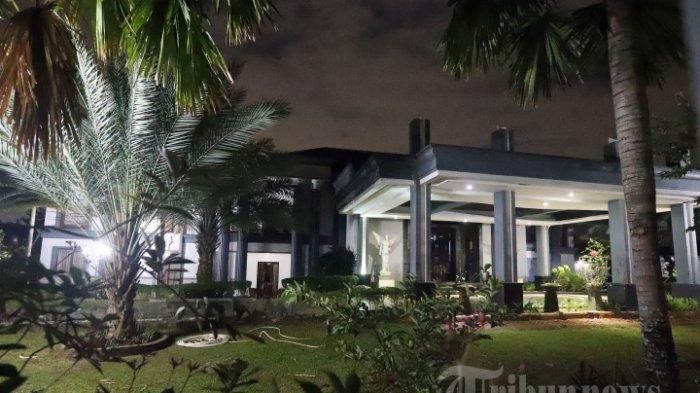 Suasana malam hari Gedung Graha Ronatama milik keluarga <a href='https://kupang.tribunnews.com/tag/reynhard-sinaga' title='Reynhard Sinaga'>Reynhard Sinaga</a> di kawasan Pancoran Mas, Depok, Jawa Barat, Selasa (7/1/2019).
