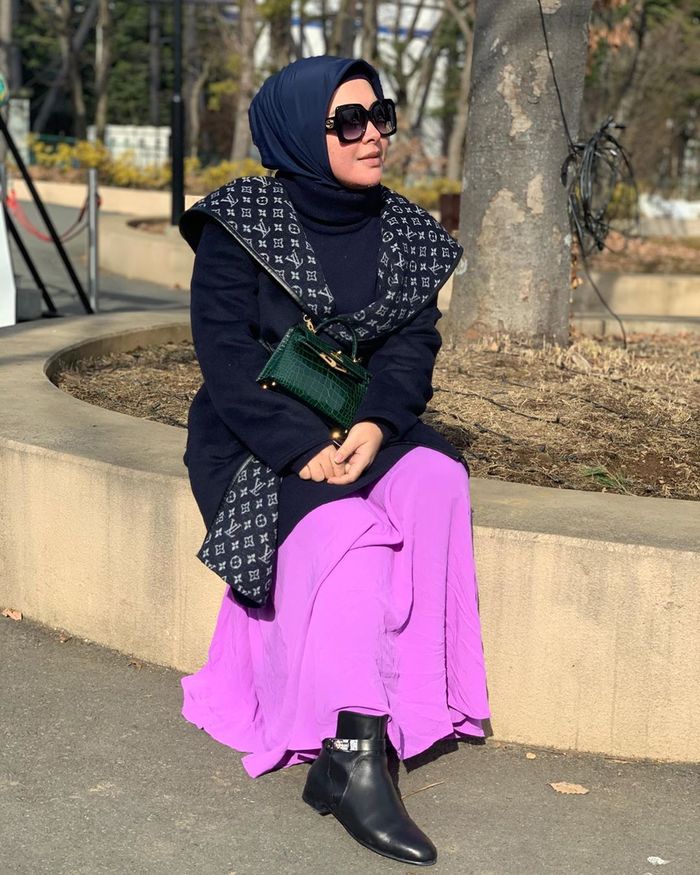 Tampilan Aisyahrani dengan tas mewah