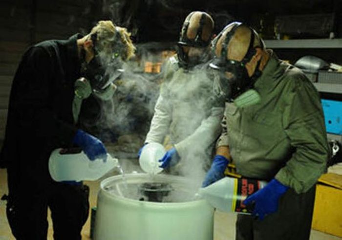 Ilustrasi geng narkoba menggunakan cairan asam.