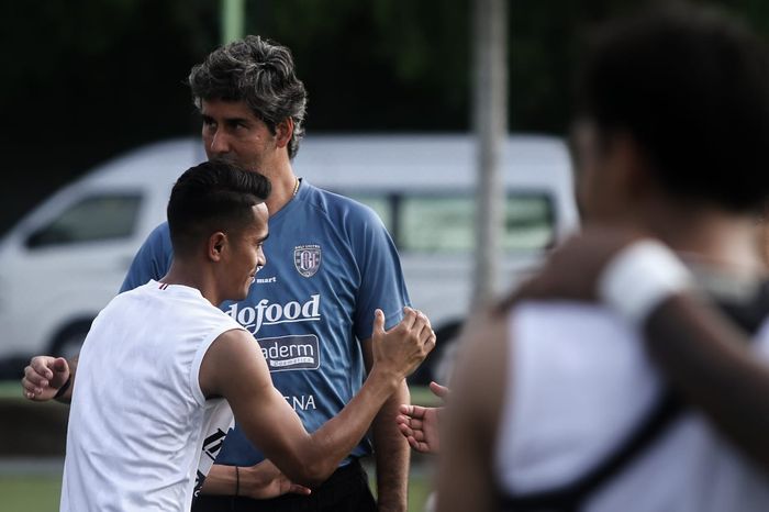Pelatih Bali United, Stefano Cugurra alias Teco, memimpin anak asuhnya berlatih di Lapangan Australian Independent School (AIS), Denpasar, Selasa (7/1/2020). 