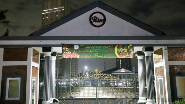 Suasana malam hari Gedung Graha Ronatama milik keluarga Reynhard Sinaga di kawasan Pancoran Mas, Depok, Jawa Barat, Selasa (7/1/2019).