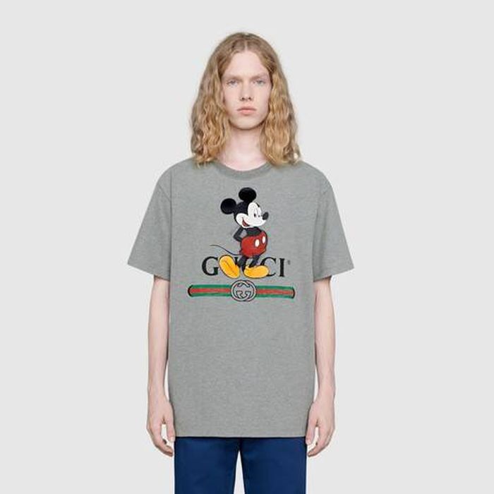 Oversized T-shirt warna abu-abu dari Gucci