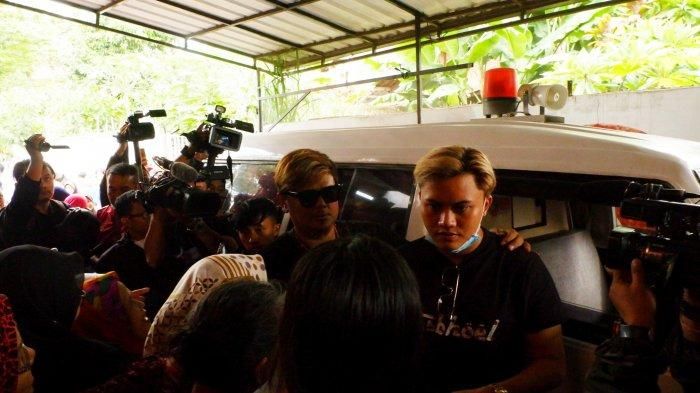zrizky Febian datangi makam sang bunda