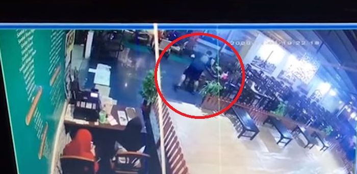 Rekaman CCTV saat pelaku nekat ambil kunci mobil di meja pelangganq