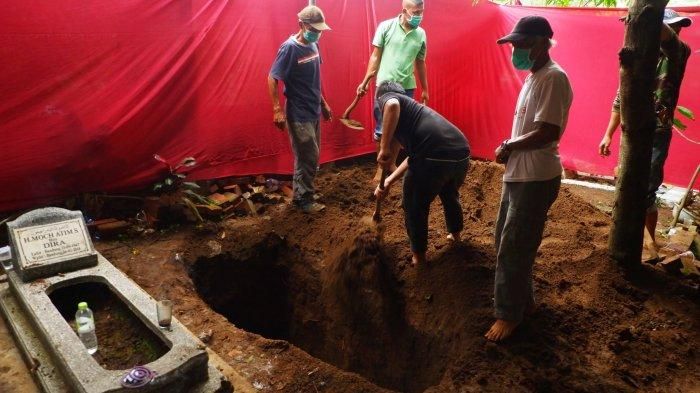 Penggalian kembali makam Lina Jubaedah