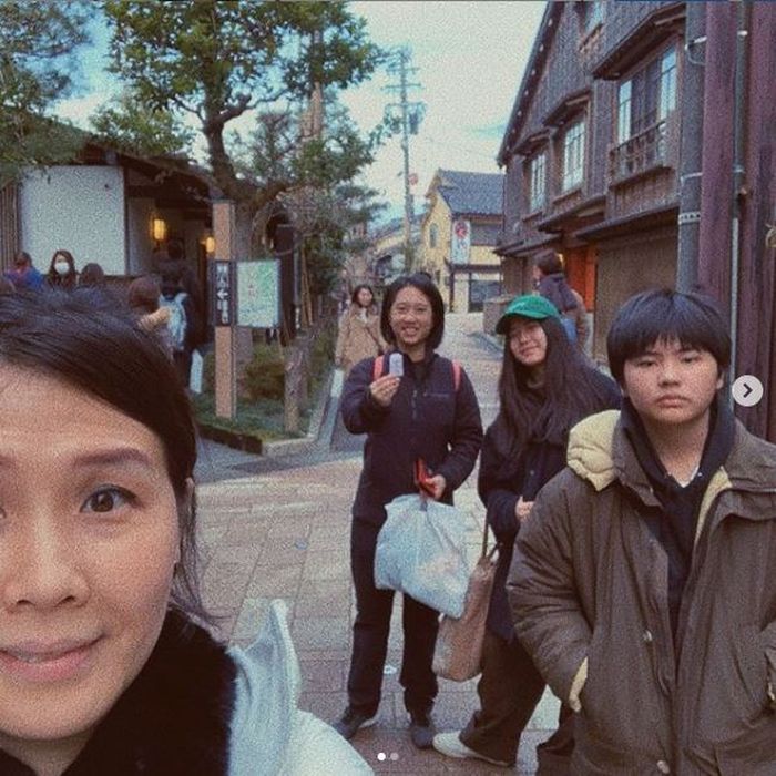 Veronica tan liburan bersama anak-anaknya