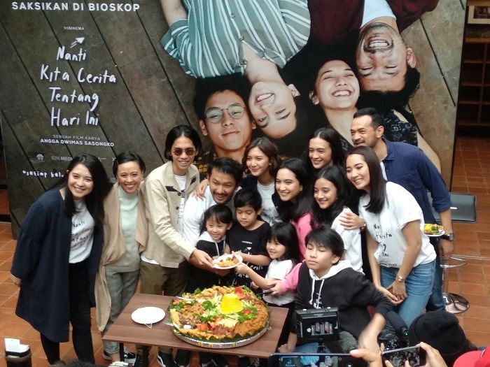 Pemain NKCTHI adakan syukuran satu juta penonton di kawasan Cilandak, Jakarta Selatan, Jumat (10/1/2020). 