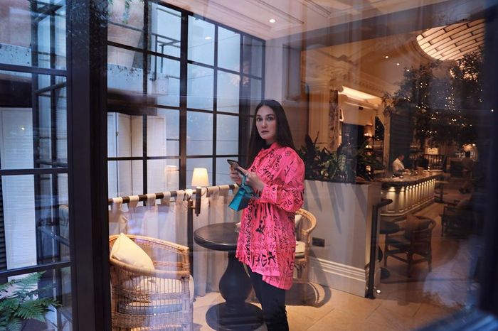 Penampilan modis Luna Maya saat berada di London, Inggris
