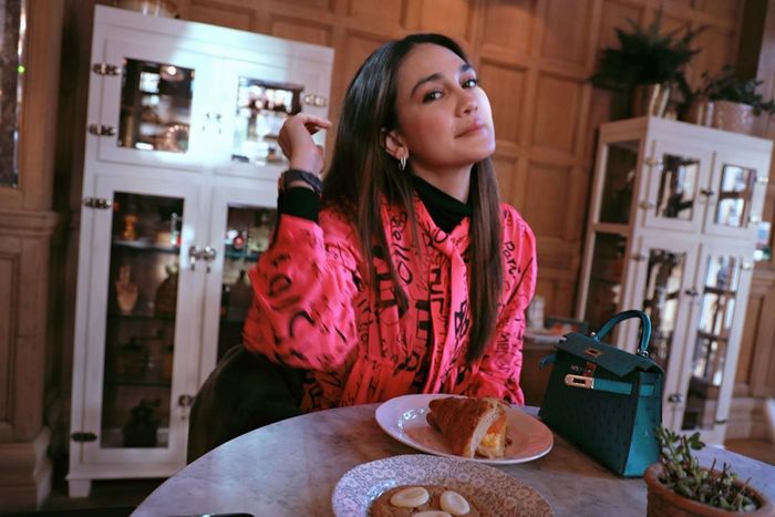 Luna Maya tampak memesona dengan gaya makeup natural yang super flawless