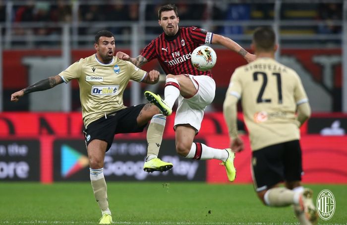 Striker SPAL, Andrea Petagna terlibat perebutan bola dengan kapten AC Milan, Andrea Romagnoli pada laga di Liga Italia.