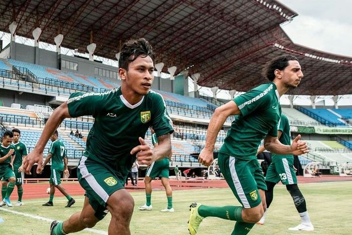 Pemain muda Persebaya Surabaya, Osvaldo Haay, latihan perdana bersama pemain asing Mahmoud Eid di Stadion Gelora Bung Tomo Surabaya, Jawa Timur, Jumat (10/01/2020) sore.