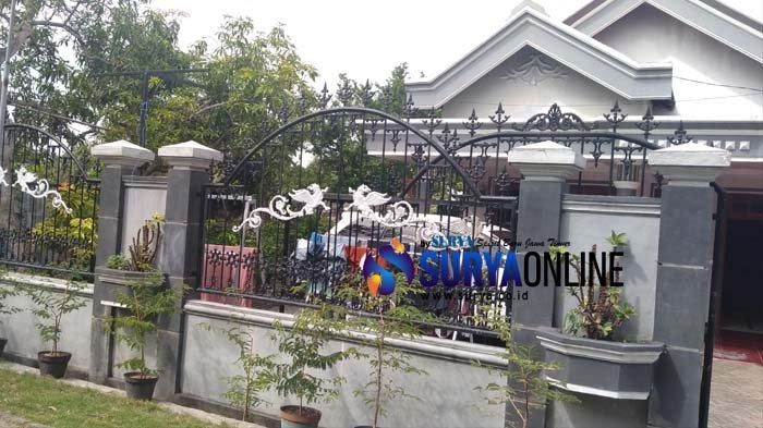 Saat Surya.co.id mendatangi kediaman Evan Dimas Minggu (12/1/2019), spanduk tersebut ternyata telah dilepas.